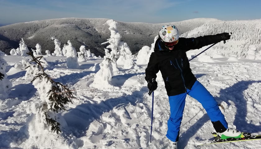 Narciarz na zaśnieżonym stoku