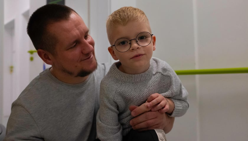 Krystian i jego tata Aliaksandr są w Centrum regularnymi gośćmi. Krystian chodzi tu na fizjoterapię