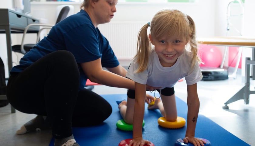 Alisa podczas zajęć rehabilitacyjnych