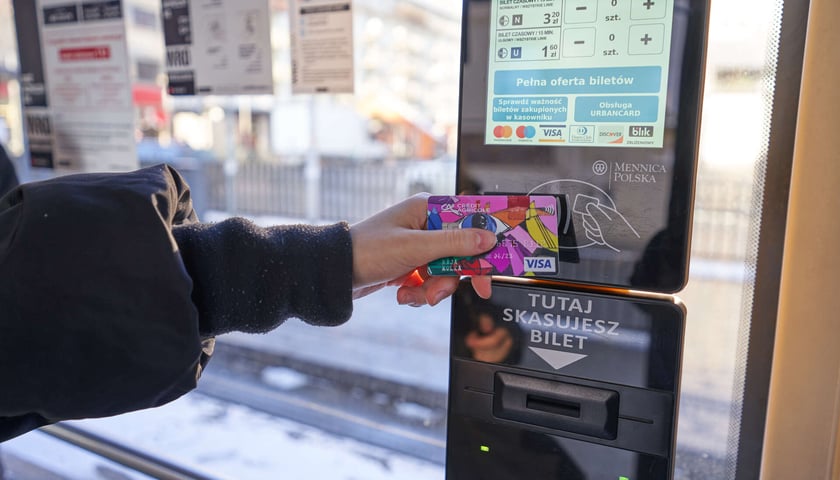 Bilety w systemie Urbancard można kupować m.in. przez przyłożenie karty płatniczej do automatu.