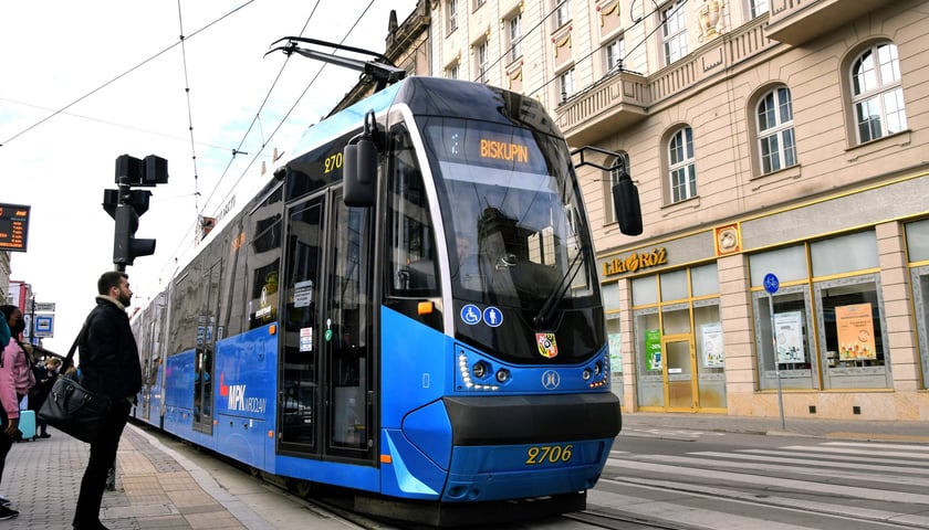 Tramwaj linii 2, jednej z pięciu, które zmienią trasy, stoi na przystanku "Dworzec Główny". 