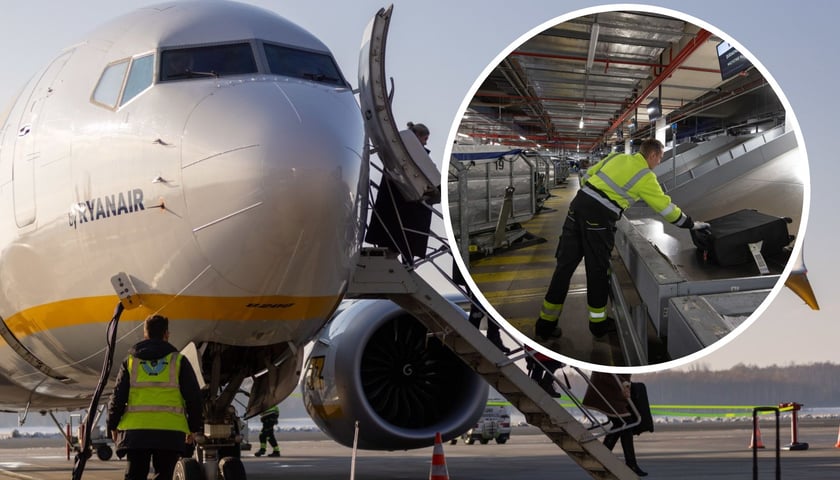 Pasażerowie wysiadający z samolotu na lotnisku we Wrocławiu, widać pracowników technicznych na płycie lotniska i w bagażowni