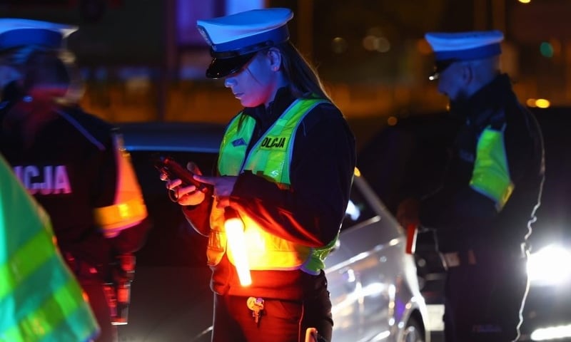 Kobiety i mężczyźni w mundurach policji drogowej, zdjęcie ilustracyjne 