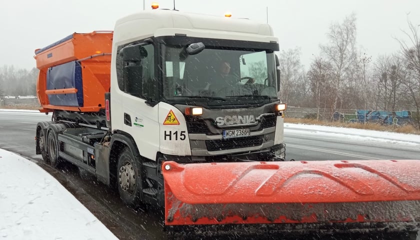 Pługośnieżarka odśnieżająca drogi