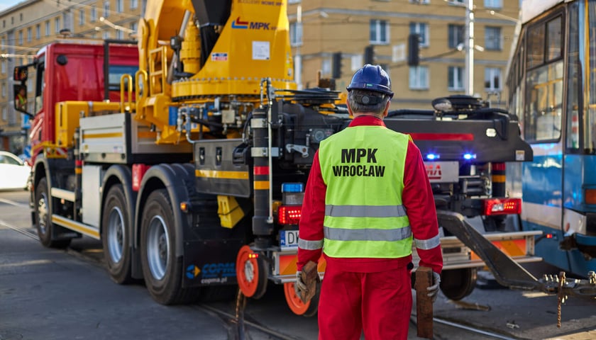 Zdjęcie ilustracyjne - dźwig MPK wkoleja tramwaj. 