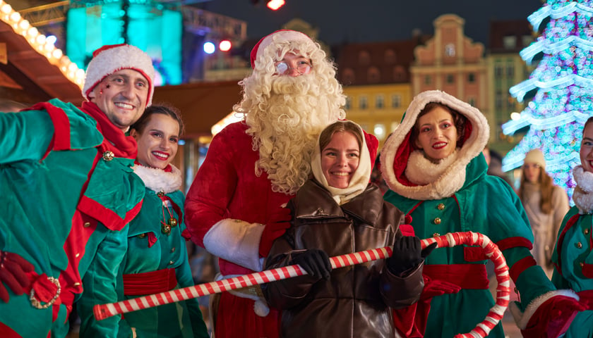Mikołaj z elfami na wrocławskim Rynku