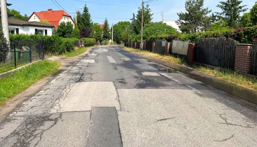 Ulica Wilkszyńska, mimo że jest drogą wojewódzką stanowiącą wyjazd z miasta na Wilkszyn, a dalej na Pisarzowice i Gosławice, sprawia wrażenie nieco zapomnianej drogi lokalnej.