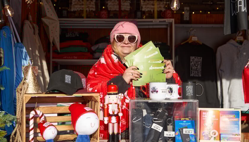 <p>Wrocławski Śpiewnik Kolęd można dostać za darmo w domku miejskim</p>