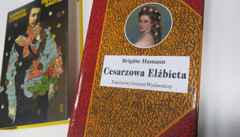 Okładki dwóch spośród wielu książek PIW-u, jakie można wygrać w konkursie wroclaw.pl