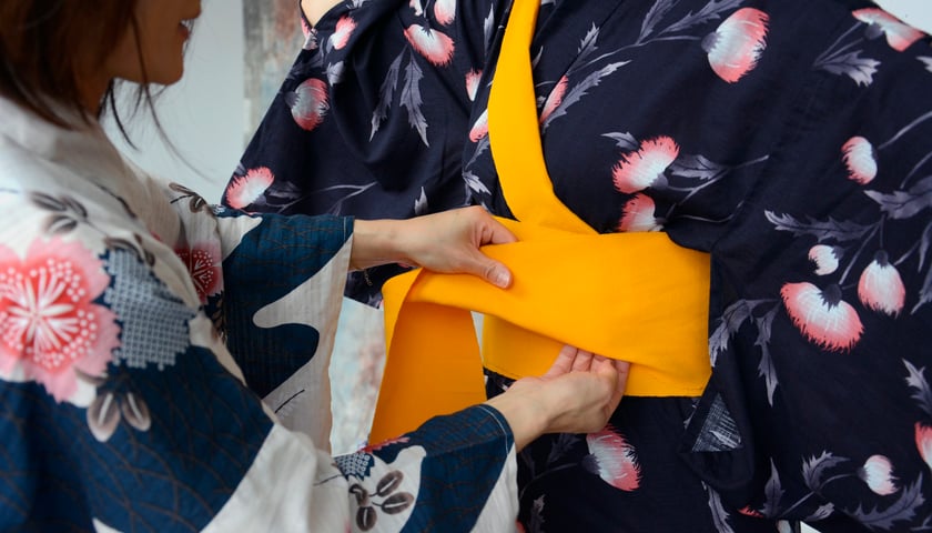 Jedno z pięknych, kolorowych kimon, które będzie można przymierzyć podczas dnia japońskiego w bibliotece.