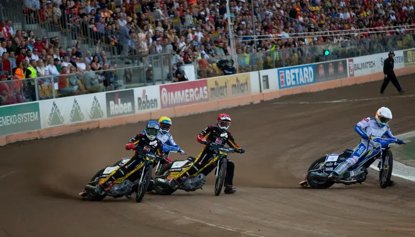 Żużlowcy Betard Sparty Wrocław i Motoru Lublin jadą podczas meczu na Stadionie Olimpijskim