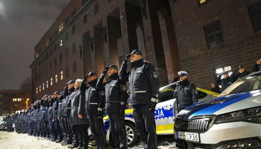 Policjanci stojący w szeregu przed budynkiem Komendy przy ul. Podwale we Wrocławiu, 5 grudnia 2023