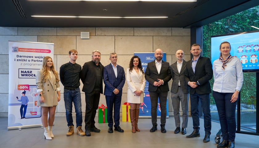 Prezydent Wrocławia Jacek Sutryk wraz z partnerami programu Nasz Wrocław podczas konferencji prasowej w Teatrze Capitol