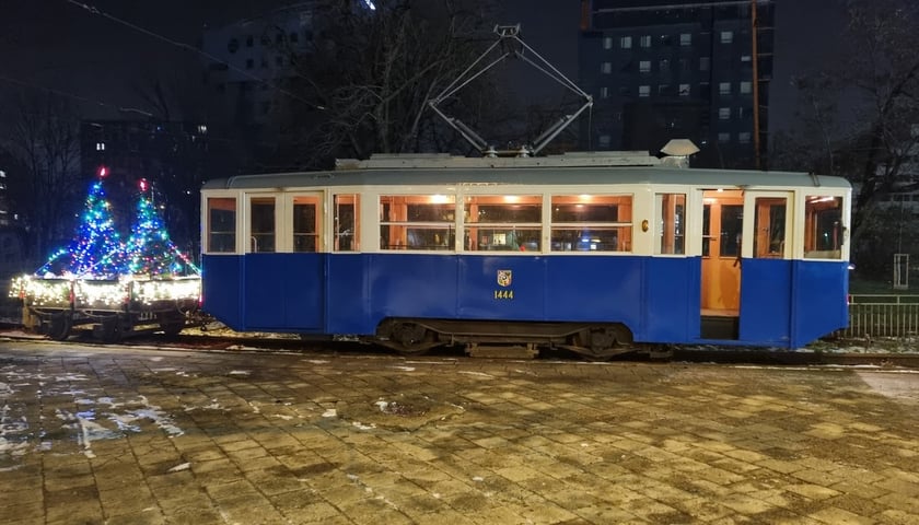 <p>Zabytkowy tramwaj z choinkami świątecznymi na doczepie</p>
