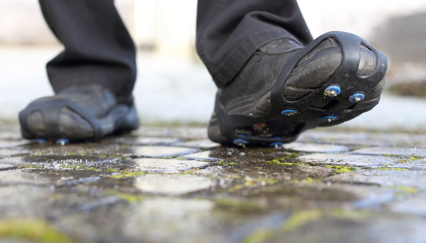 Buty wyposażone w nakładki antypoślizgowe