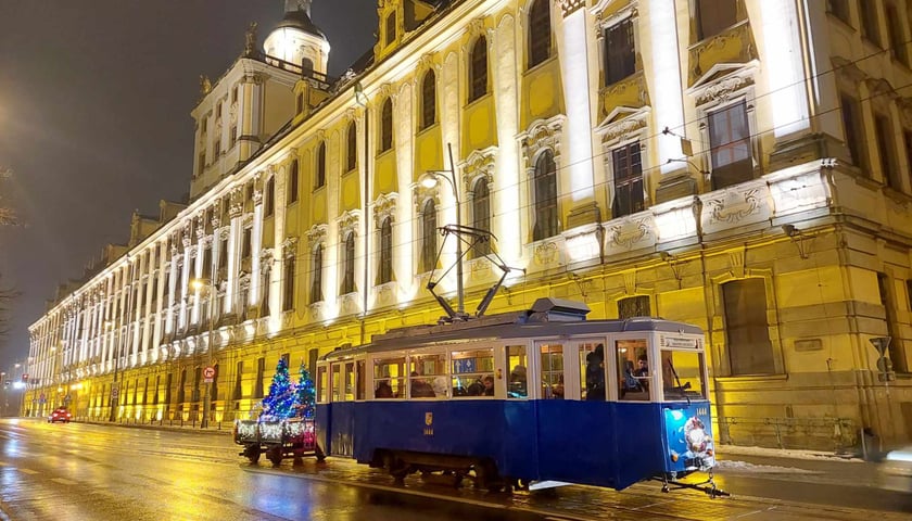 Świąteczny tramwaj przed Uniwersytetem Wrocławskim. 