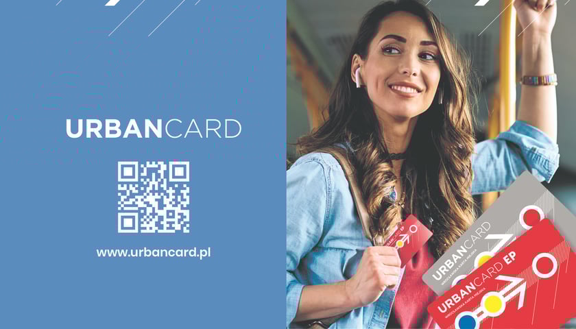 Na ilustracji młoda kobieta w tramwaju z UrbanCard w ręku; obok niej QR kod do strony www.urbancard.pl