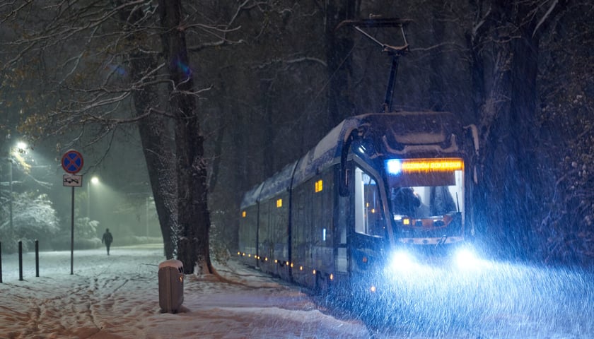 Na zdjęciu tramwaj na zaśnieżonej pętli