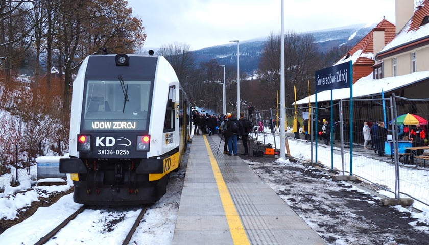 Pociąg Kolei Dolnośląskich na stacji Świeradów-Zdrój podczas przedpremierowego kursu. 