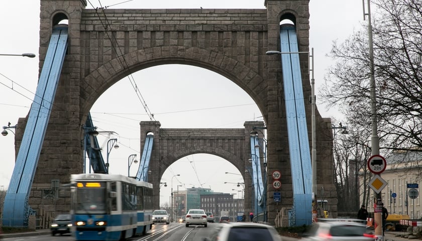 Most Grunwaldzki,  na którym jedzie tramwaj 