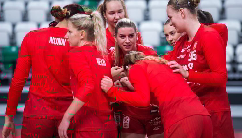 Ubrane na czerwono koszykarki 1KS Ślęza Wrocław 