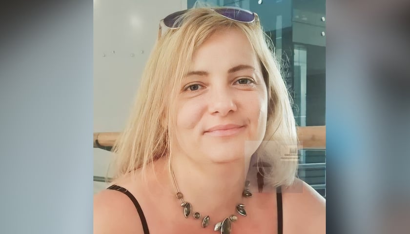 Anna Turlej: 44-letnia kobieta, proste blond włosy do ramion, niebieskie oczy, na czole okulary słoneczne  