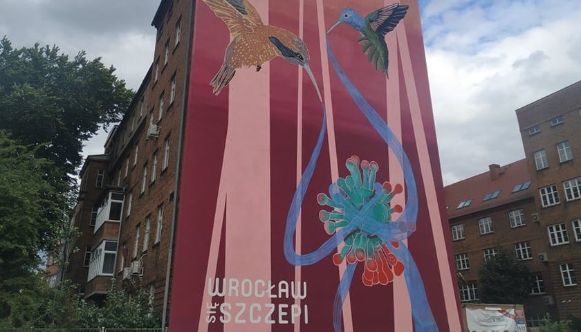 Nowy mural przy ul. Krakowskiej zachęca do szczepień
