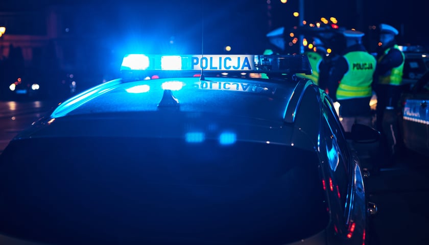 Policyjny radiowóz, zdjęcie ilustracyjne, nocne. 