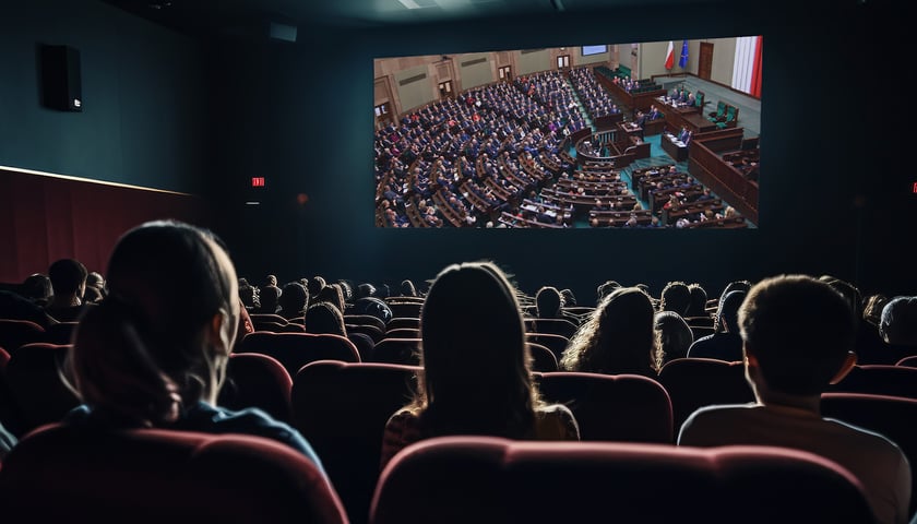 Kobiety i mężczyźni w sali kinowej. Na ekranie obrady Sejmu RP