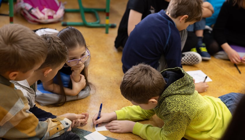 Zajęcia prowadzone w ramach programu Szkoły Dialogu w szkole podstawowej nr 63 - lekcja wychowawcza w klasie 3. Na zdjęciu dzieci pracujące w grupie.