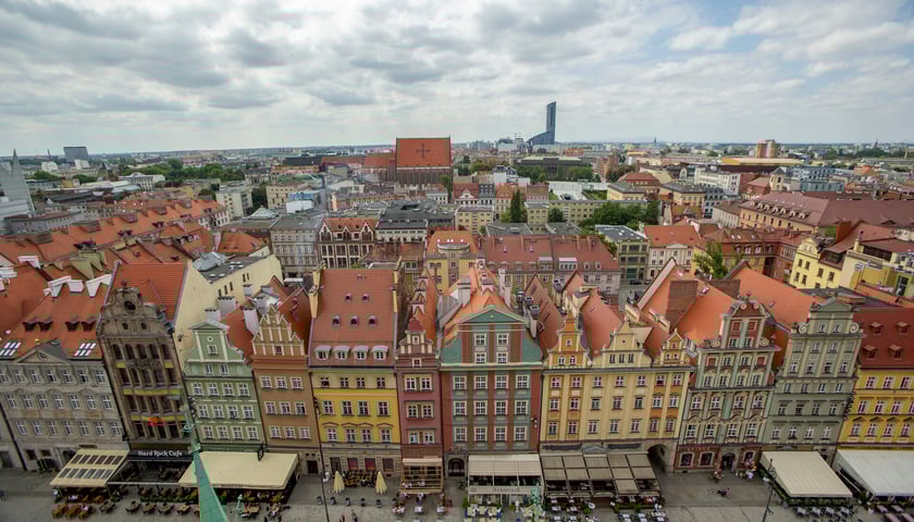 Rynek we Wrocławiu z lotu ptaka. W dole kadru ogródki restauracyjne. Zdjęcie ilustracyjne