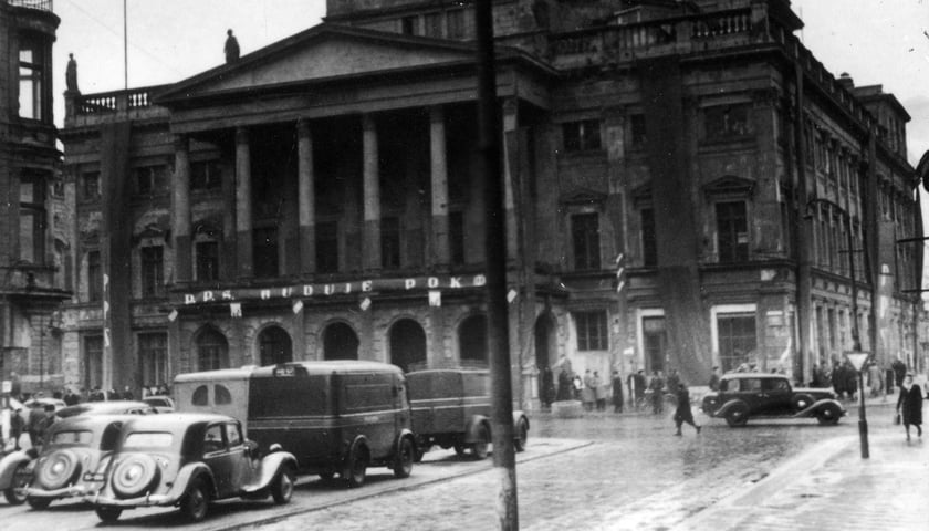 Opera Wrocławska. Rok 1948. Na zdjęciu widać budynek opery i stare samochody