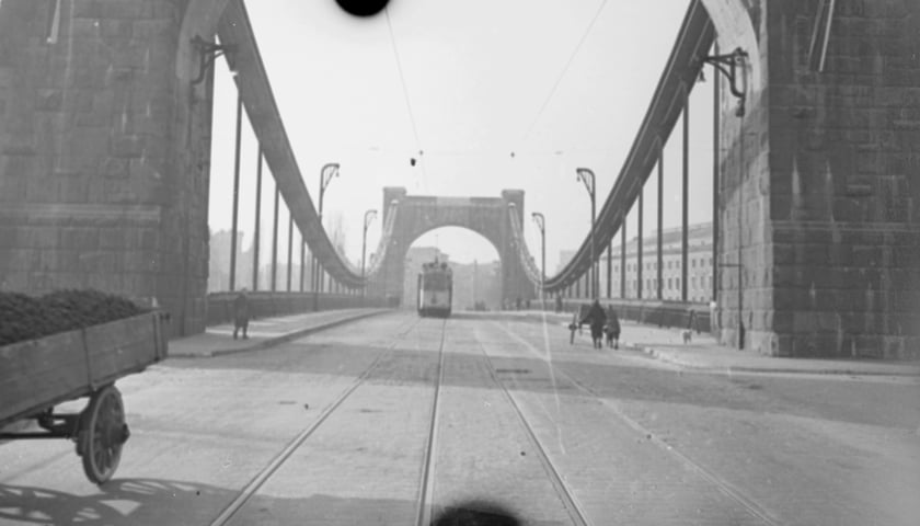 <p>Wrocław tuż po II wojnie światowej. Most Grunwaldzki - 1947 rok.&nbsp;</p>