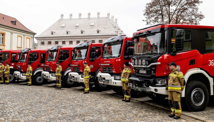 Nowe wozy strażackie przekazane dolnośląskim jednostkom straży pożarnej 13 grudnia 2023