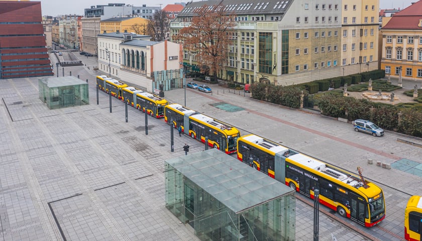 Autobusy elektryczne podczas prezentacji na pl. Wolności. Jutro będą obsługiwać linię K.