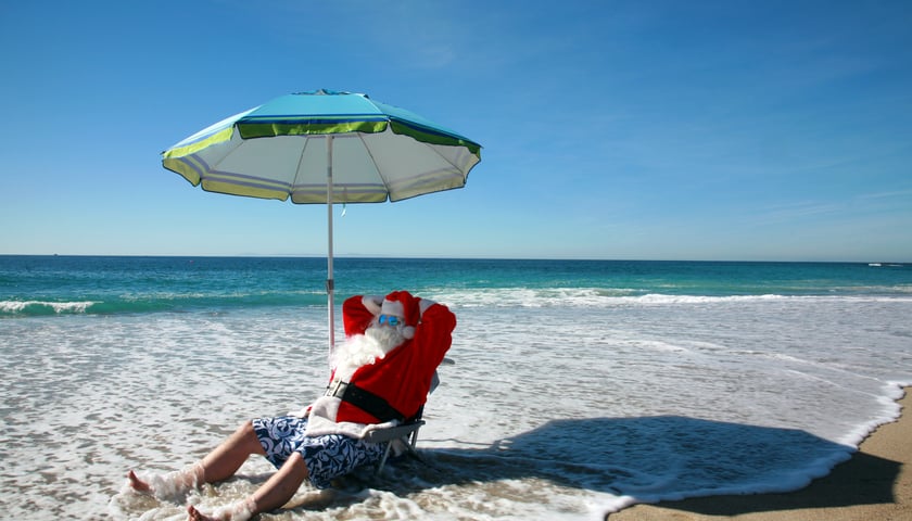 Na zdjęciu święty Mikołaj na plaży. Zobacz, jak obchodzi się Boże Narodzenie w innych krajach.