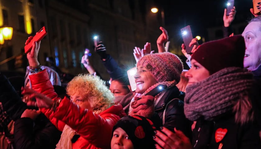 <p>Światełko do nieba w Rynku podczas Finału WOŚP 2023</p>