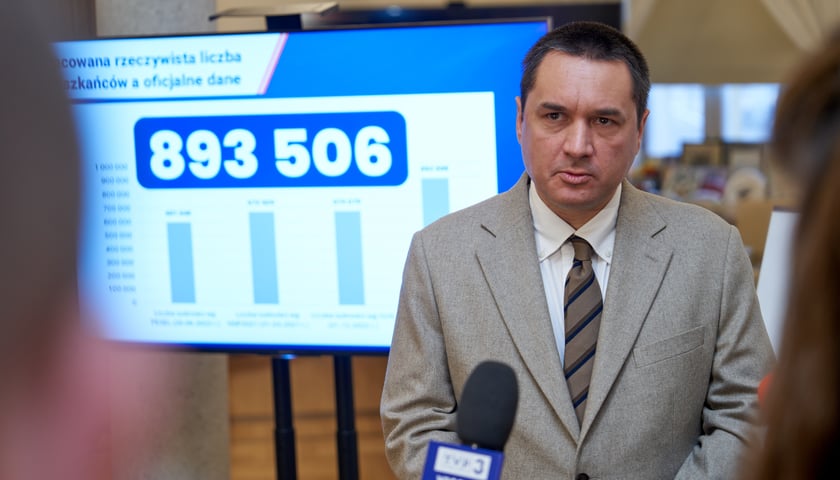 Robert Szmytkie z Uniwersytetu Wrocławskiego prezentuje wyniki badań liczebności wrocławian