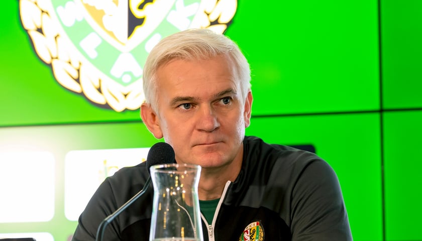 trener Śląska Jacek Magiera na jednej z konferencji prasowych na stadionie Tarczyński Arena
