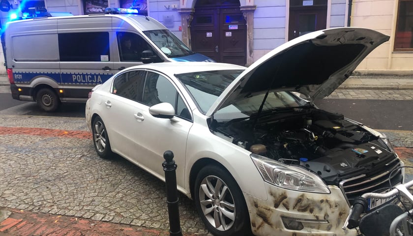 Nadpalone auto porzucone w okolicy wrocławskiego rynku