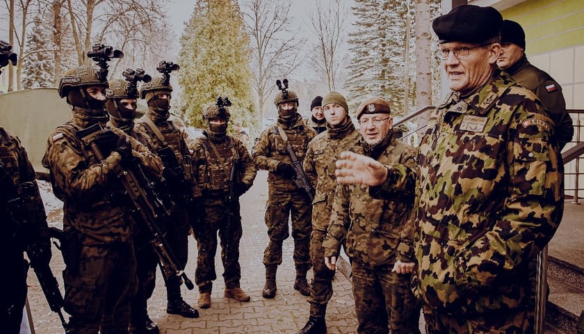 Żołnierze w mundurach polskich i szwajcarskich z bronią