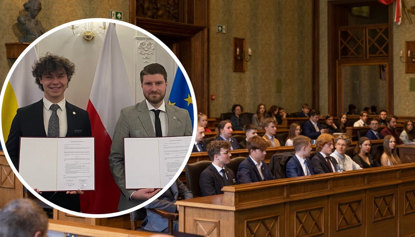 Obrady Młodzieżowej Rady Miejskiej Wrocławia, maj 2023 (zdjęcie główne); Patryk Maziarz, przewodniczący Młodzieżowej Rady Wrocławia, i Michał Nowak, przewodniczący Młodzieżowej Rady Jeleniej Góry  