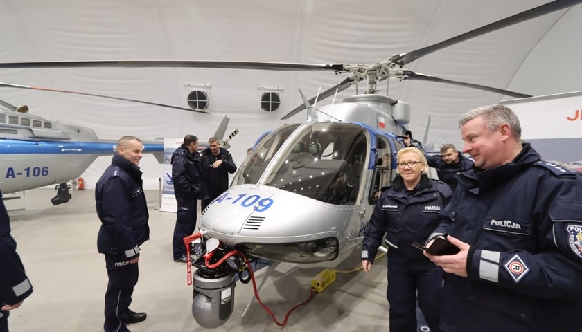 Za blisko 170 mln zł (część pieniędzy pochodziła z funduszy europejskich) polska policja kupiła cztery śmigłowce Bell-407GXi