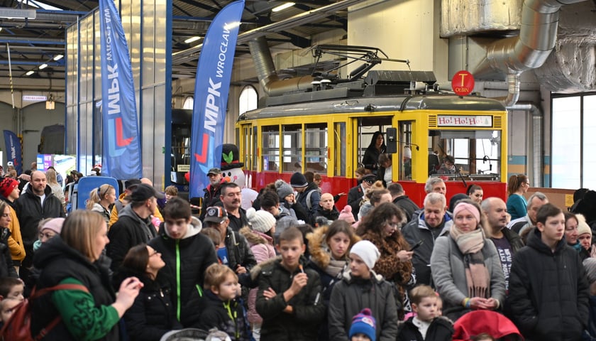 Spotkanie świąteczne w niecodziennej scenerii. Rodziny wielodzietne otrzymały paczki.