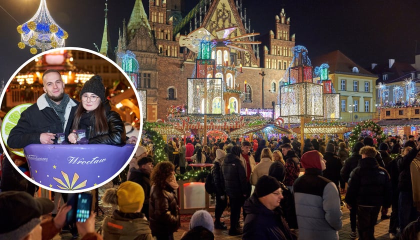 Tłumy na Jarmarku Bożonarodzeniowym w Rynku, w kółku po lewej młoda kobieta i mężczyzna z kubeczkami