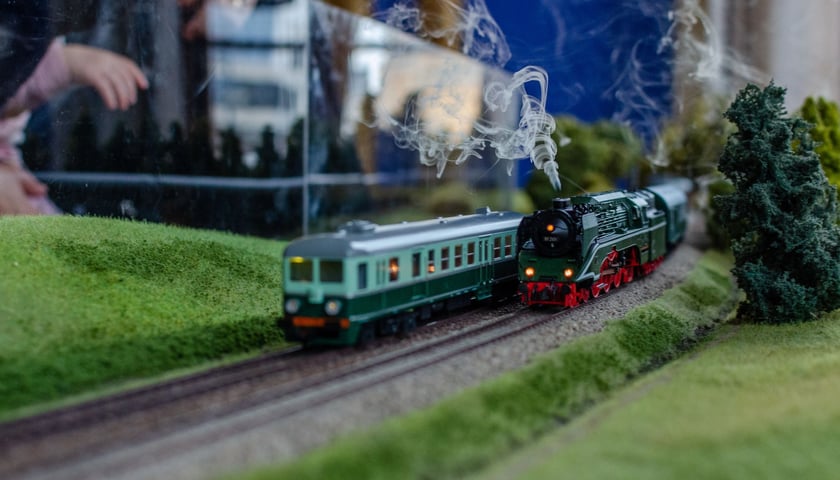 Makieta z pociągami retro w miniaturze na Dworcu Głównym