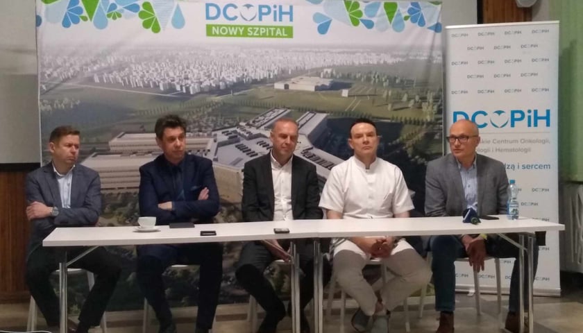<p>Od prawej: Ireneusz Kordalski, dyrektor Regionu Wrocław, PORR;&nbsp;Zbigniew Maćk&oacute;w, gł&oacute;wny projektant Nowego Szpitala Onkologicznego; dr Paweł Zawadzki, zastępca dyrektora ds. rozwoju&nbsp;DCOPiH;&nbsp;dr Jarosław Dybko, kierownik Centrum Hematologiczno-Transplantacyjnego DCOPiH, Piotr Wachulec, dyrektor ds. technicznych, Miastoprojekt Wrocław</p>