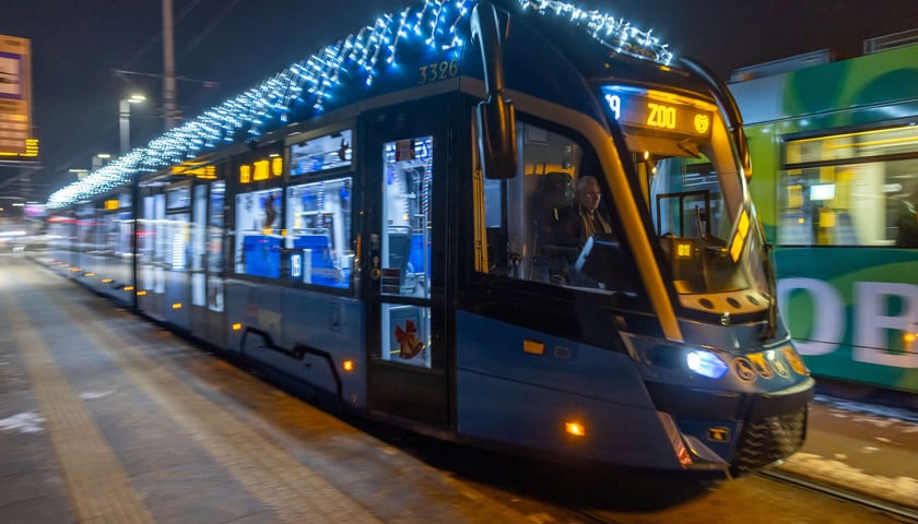 Świąteczny tramwaj MPK kursuje od 6 grudnia do Trzech Króli. Na zdjęciu przystrojony Moderus Gamma.  