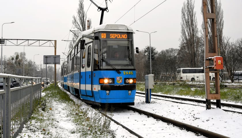 Tramwaj nr 9 od 30 czerwca nie będzie dojeżdżał do pętli "Sępolno". Skończy kurs na przystanku "8 Maja". Na zdjęciu tramwaj linii 9 jadący w kierunku Sępolna. 