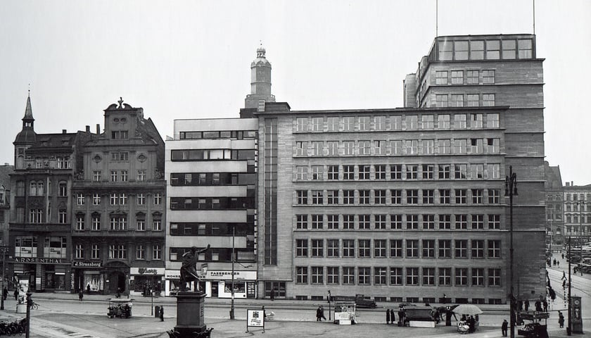 Widok budynku banku od strony pl. Solnego
